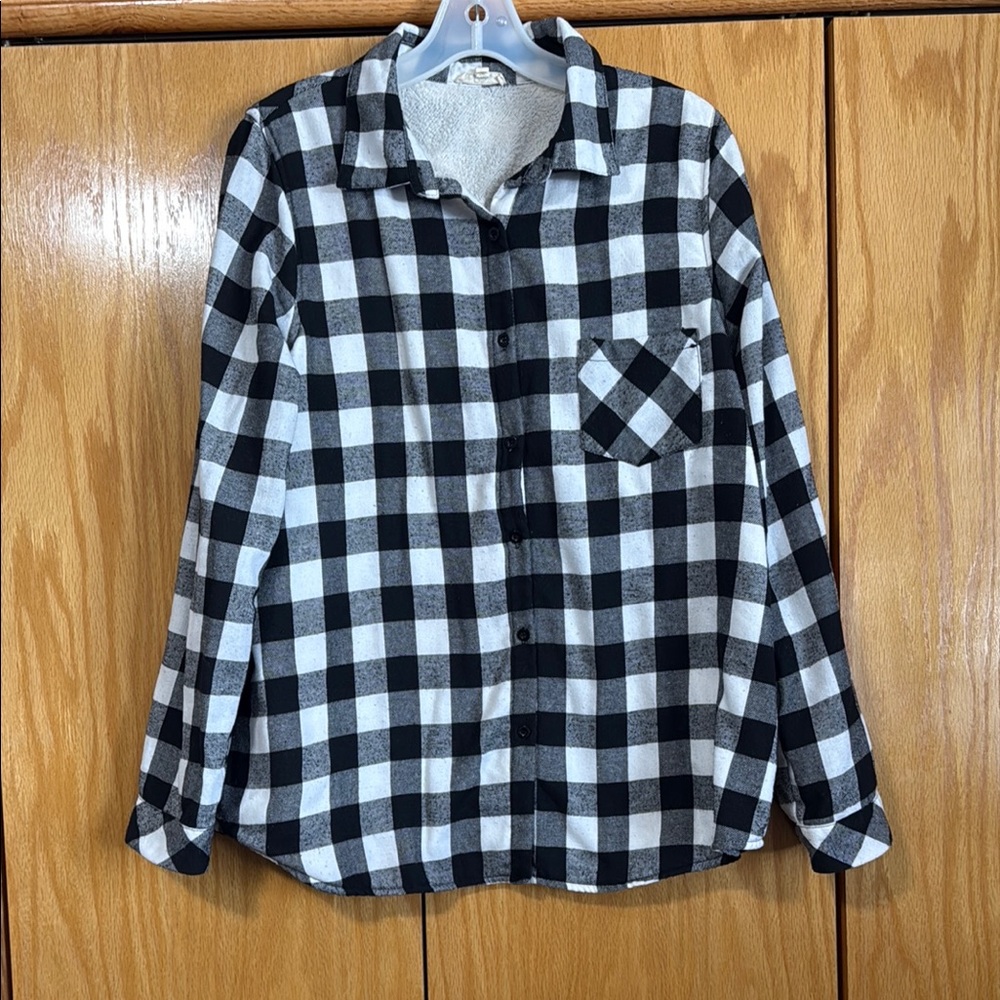 Women’s e.Luna Black and White Checkered Button-Up Flannel